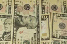Imagem ilustrativa da imagem Dólar cai para R$ 5,40 com investidores vendendo moeda