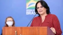 Imagem ilustrativa da imagem Damares Alves é internada e recebe visita de Michelle Bolsonaro