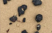 Imagem ilustrativa da imagem Manchas de óleo voltam a aparecer em praias do sul da Bahia