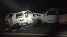 Imagem ilustrativa da imagem Três pessoas morrem em acidente no oeste da Bahia; carros pegaram fogo