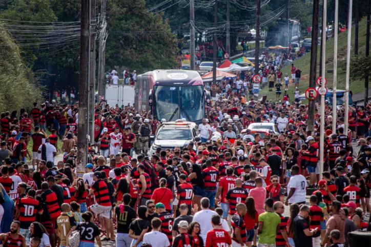 Fazer festa, confraternizar 
com os amigos, agora é visto como problema para a gestão do Vitória