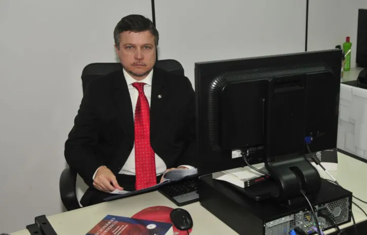 Segundo denúncia feita por Carlos Muniz, a madrasta de Godinho exerce cargo de confiança na Prefeitura