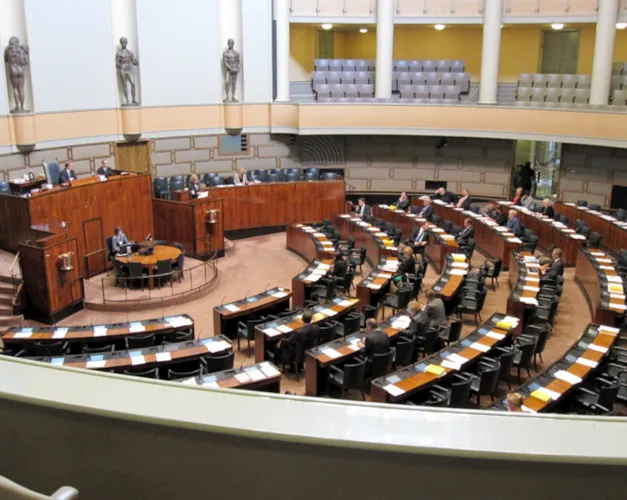 No parlamentarismo,  o parlamento toma as decisões de governo.