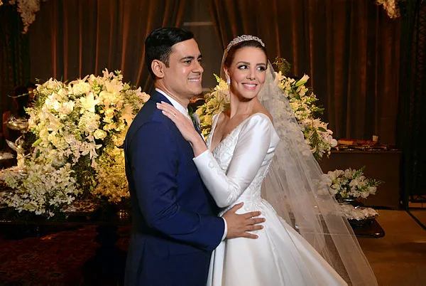 Vestido da noiva foi assinado por Lucas Anderi e as joias de Carlos Rodeiro
