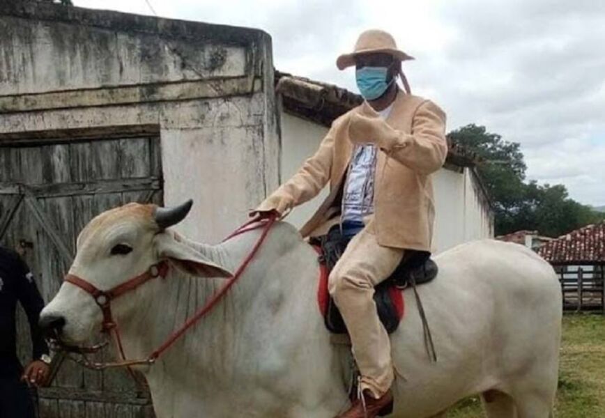 Thiago Dias vestido de vaqueiro na posse como prefeito de Jacobina