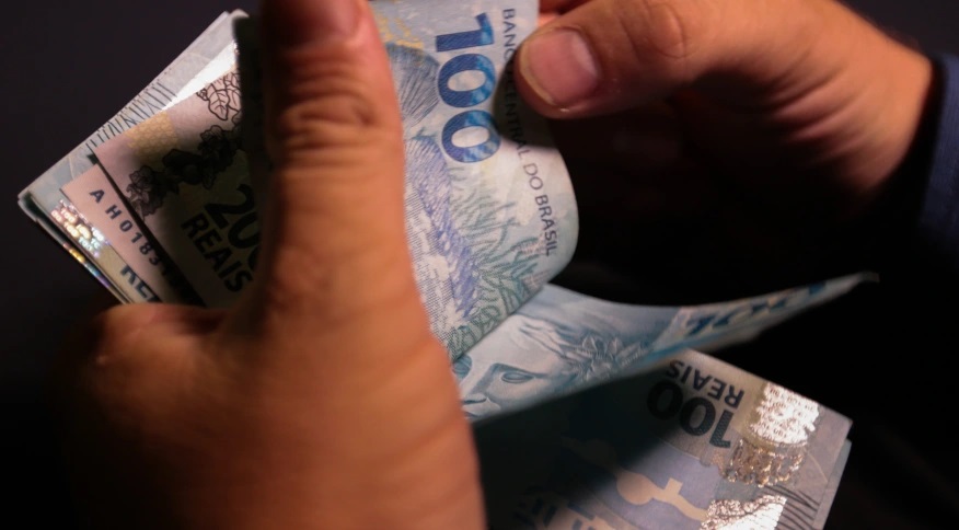 O texto estipula um limite de crédito de até 40% do valor recebido por meio do programa assistencial