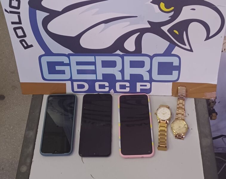 Com a mulher, foram encontrados três aparelhos celulares e dois relógios