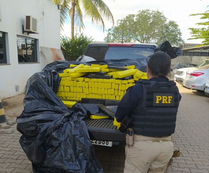 Após perseguição, policiais rodoviários encontraram 676 quilos de maconha na carroceria de uma caminhonete