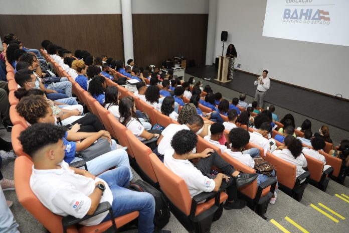 Aulas acontecem no auditório da Secretaria da Educação, no Centro Administrativo da Bahia (CAB)