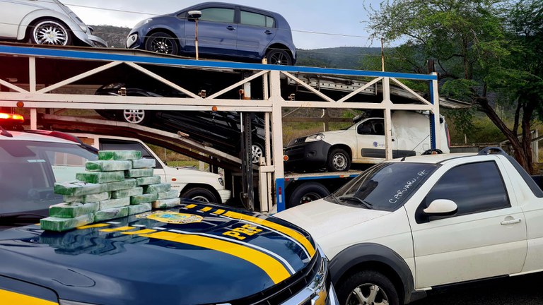 Um dos carros estava com 20 tabletes localizados em um compartimento ocultog