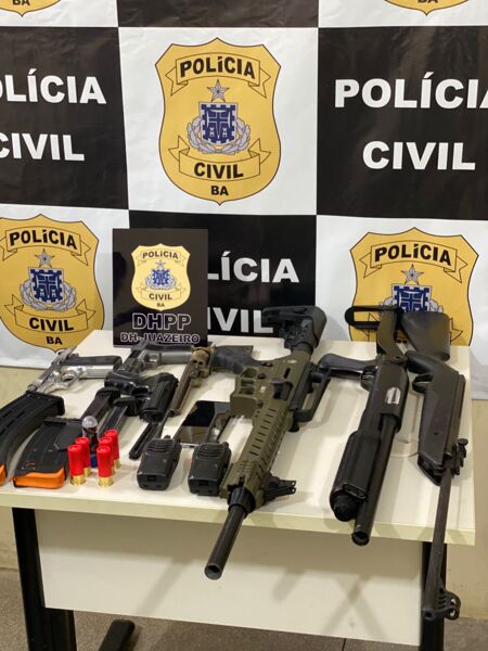Diversas armas, rádios comunicadores e munições foram apreendidas com o homem