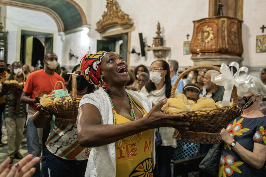 Fiéis ofertam pães nas missas das terças-feiras