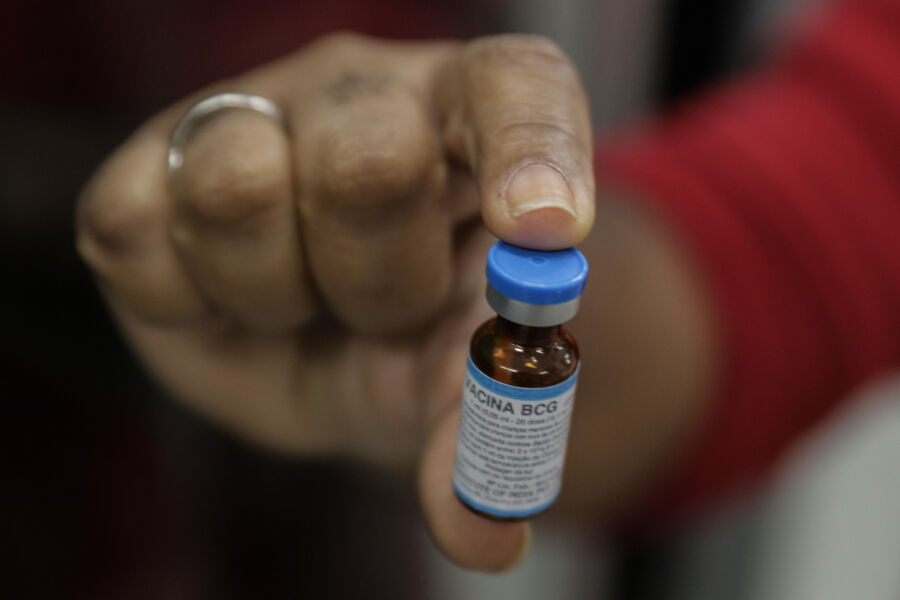 Órgão necessário pela aprovação de imunizantes atua em velocidade de câmera lenta
