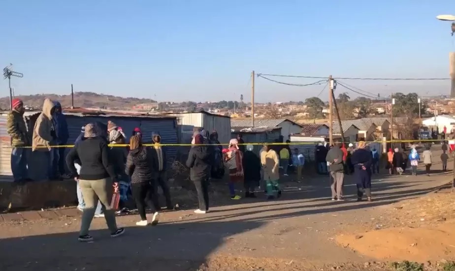 Os criminosos chegaram na Tarvena Nomzamo em um micro-ônibus e depois do ataque fugiram do local