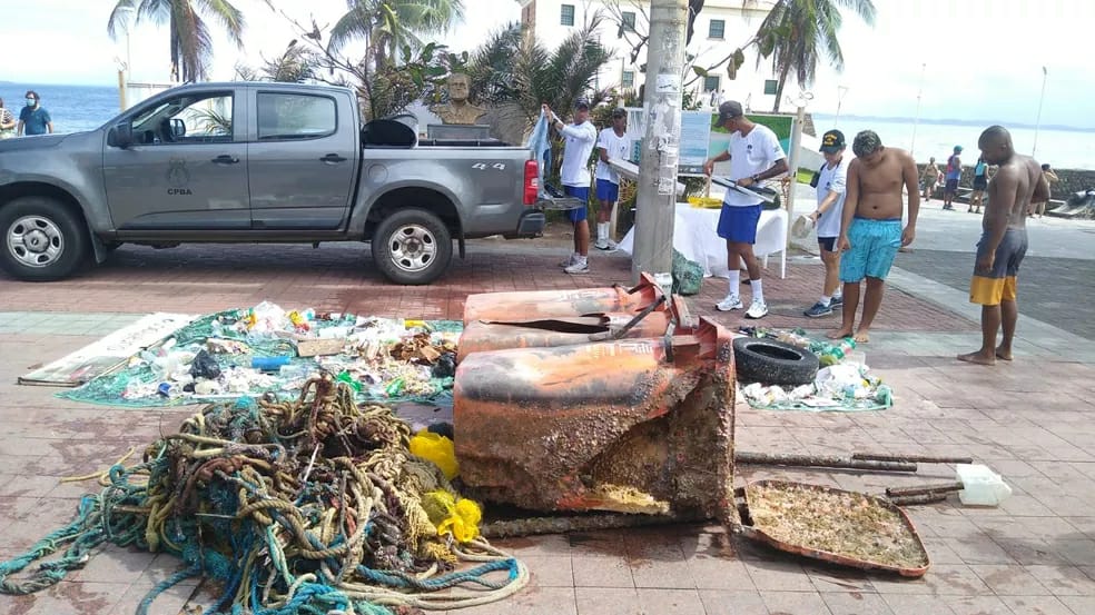 Foram cerca de 400 quilos de lixo foram retirados do mar na região do Porto da Barra, um dos principais pontos turísticos de Salvador