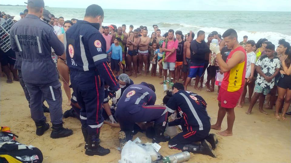Jovem chegou a ser reanimado ainda na areia da praia, mas não resistiu