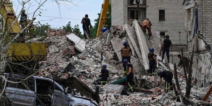 Prédio de quatro andares foi atingido por um míssil russo Uragan