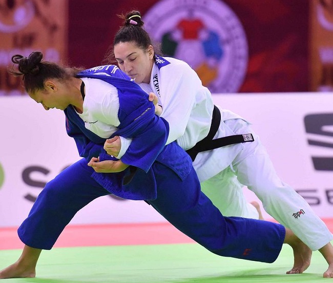 Brasileira assegurou lugar no pódio ao derrotar a britânica Emma Reid