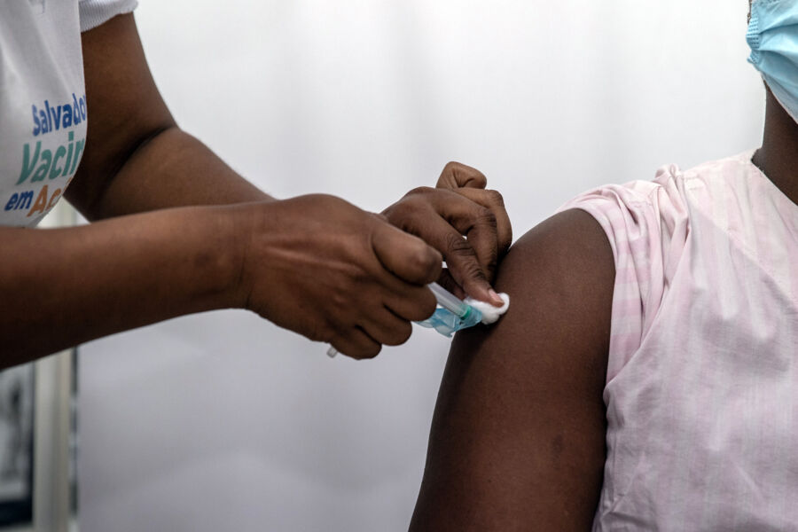 Imunização também segue para os indivíduos com 18 anos ou mais vacinados com a Janssen no esquema primário