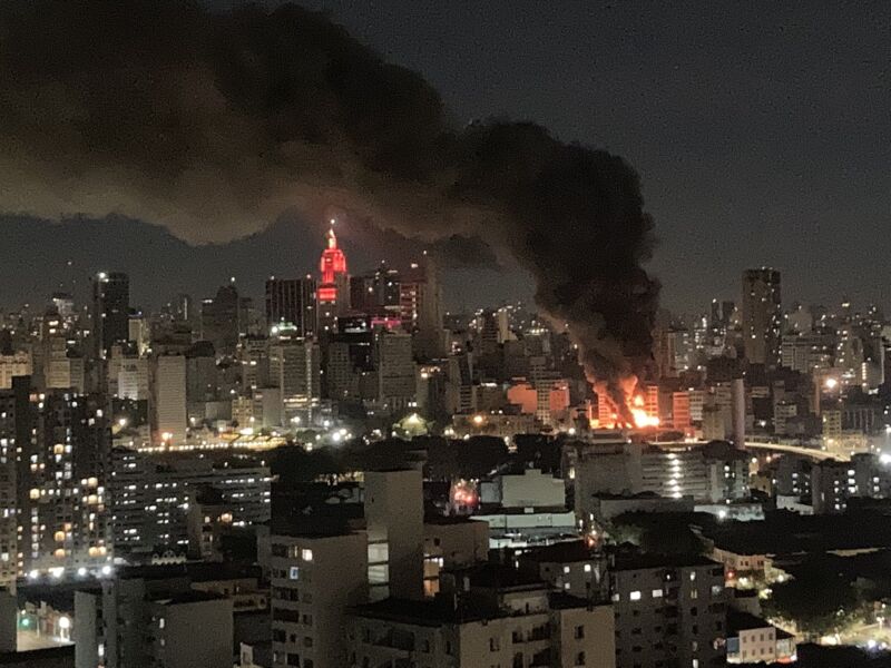 Grande fumaça negra foi vista de vários pontos da cidade, ainda na noite deste domingo, 10