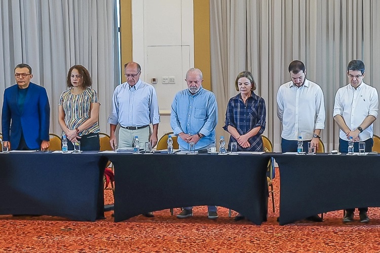 Lula, Alckmin e dirigentes de partidos que apoiam suas candidaturas fazem minuto de silêncio por assassinato de petista