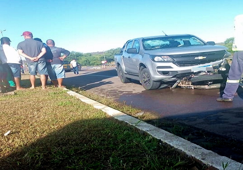 Veículos transitavam em sentidos opostos na pista, quando bateram de frente