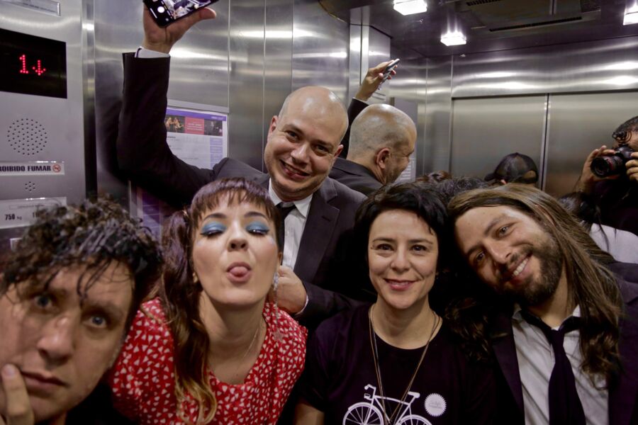 Gabriel Thomaz, Érika Martins, Fabio Lima, Fernanda Takai e Jairo Fajersztajn: Autoramas e convidada prontos para atacar – assim que alguém os tirar do elevador
