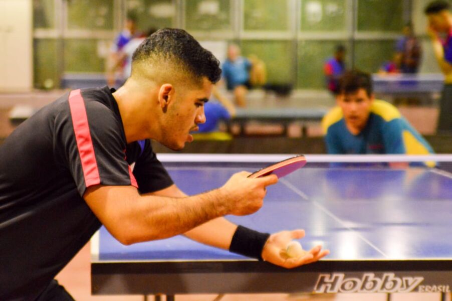 Tenista de mesa, Lucas Carvalho conduz a vida entre o sonho e a realidade de um atleta amador