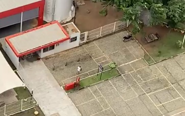 A fuga do criminoso no estacionamento da Universidade foi registrada