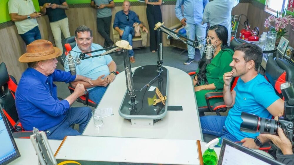 Prefeito de LEM, Júnior Marabá, o vice-governador, João Leão, e o deputado estadual Antônio Henrique foram entrevistados por uma rádio local durante a visita