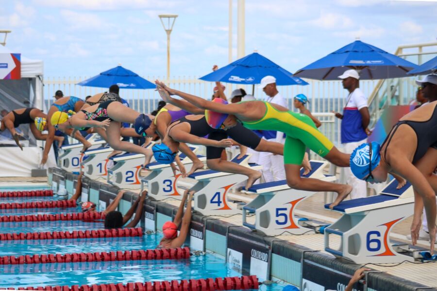 Aulas de polo aquatico e de nado artístico requerem que o aluno já saiba nadar
