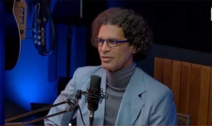 Com muito humor, sua apresentação é feita pelo ator Jackson Costa