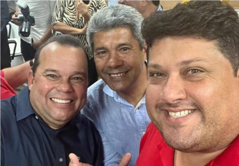 Prefeito de Euclides da Cunha, Luciano Pinheiro (PDT) ao lado de Jerônimo Rodrigues (PT) e Geraldo Junior (MDB)