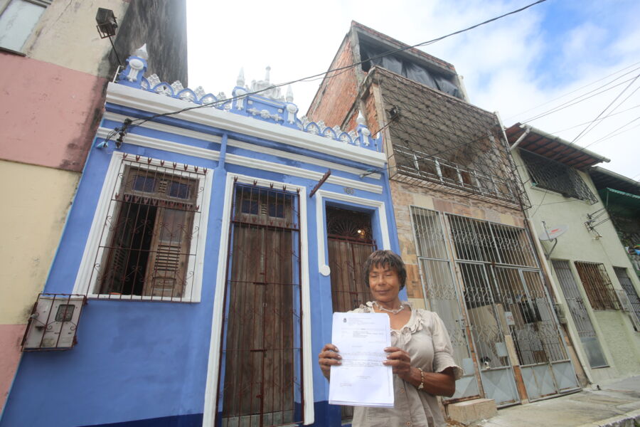 Vânia em frente ao seu imóvel adquirido
em 2004
