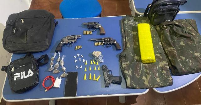 Policiais apreenderam armas, drogas, uniforme do exército e uma motocicleta