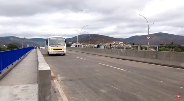 A nova ponte, foi construída ao lado da Ponte Teodoro Sampaio e duplicará a ligação entre o Centro jequieense com o bairro Mandacaru