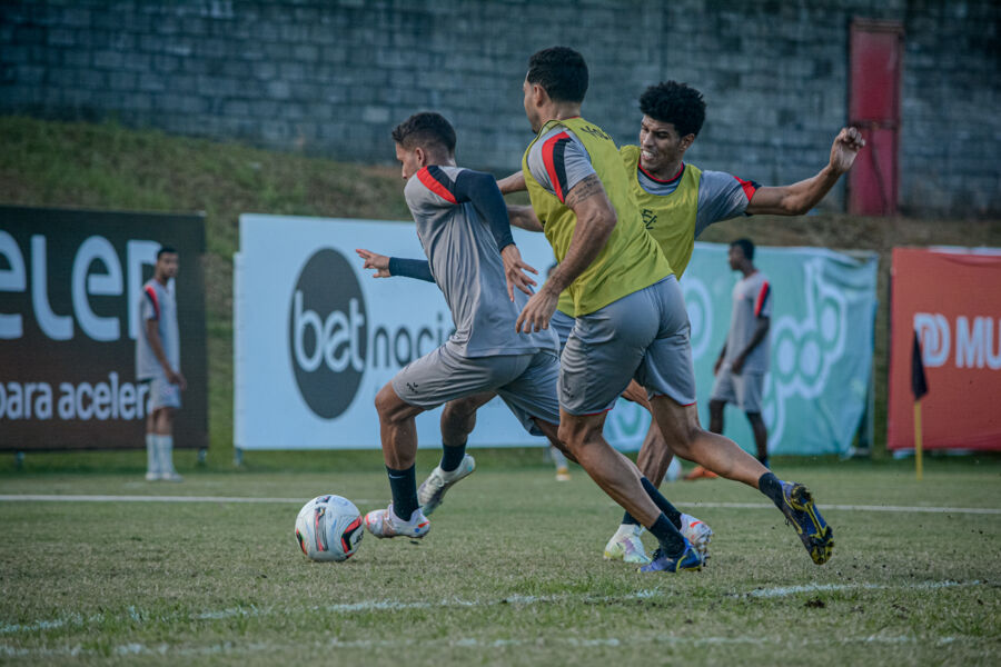 O elenco volta a campo para mais uma sessão de treinos nesta sexta-feira, 15