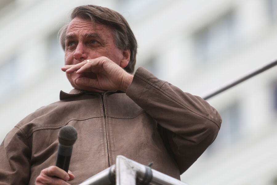 Bolsonaro, com um pé nas ruas e outro nos quartéis