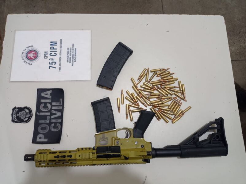 Policiais apreenderam um fuzil Colt M4 calibre 5,56, carregador e munições
