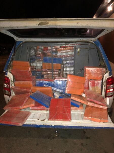 Além da droga enterra, também foram encontrados tabletes de maconha dentro de um carro
