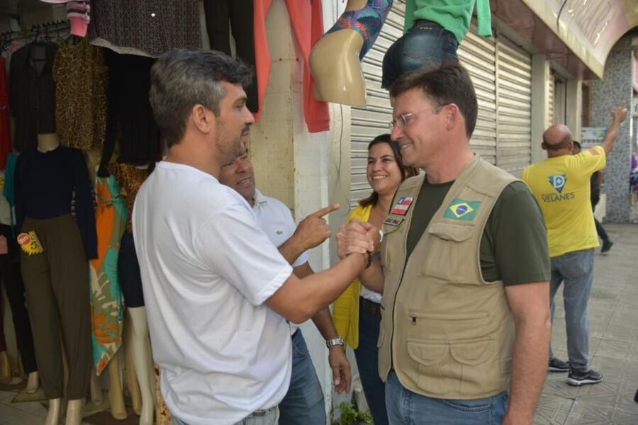 O pré-candidato do PL ao Governo do Estado, João Roma, falou com apoiadores nas ruas de Itabuna neste sábado