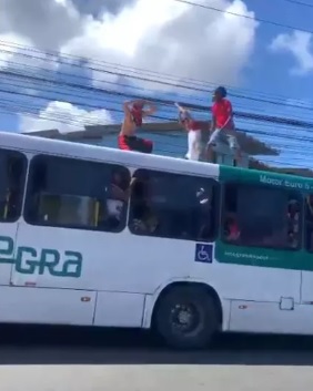 Imagem mostra momento em que torcedores do Vitória ficam em pé em ônibus em movimento na Bahia
