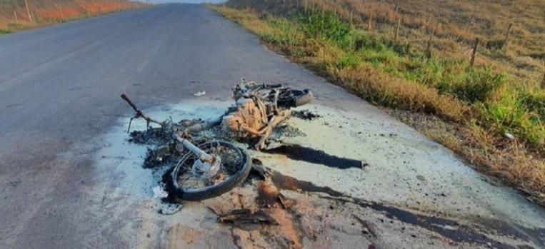 O condutor do carro fugiu do local logo após o acidente sem prestar socorro à jovem