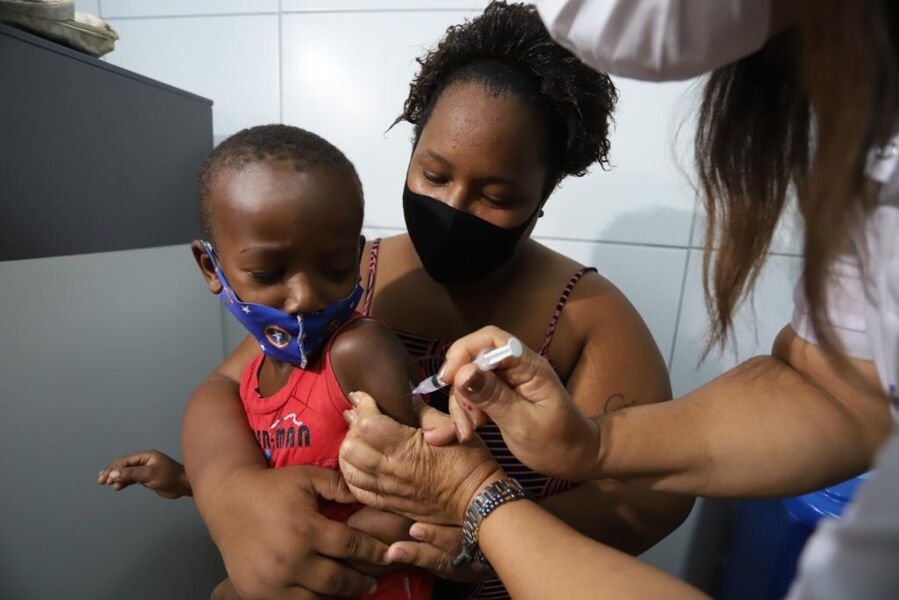 Viviane Conceição ficou aliviada com o filho Otávio, de 4 anos, sendo imunizado contra a Covid-19