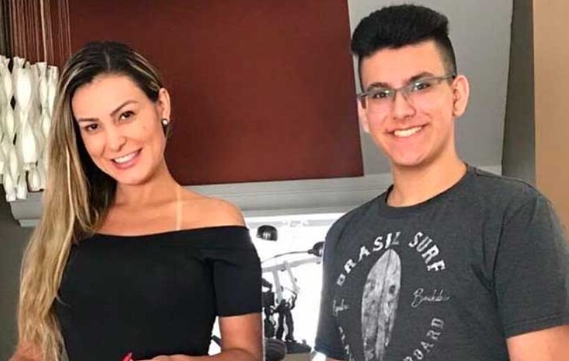 No início do mês, Urach chamou Arthur, 16, a namorada, Brenda Medeiros, de ingratos