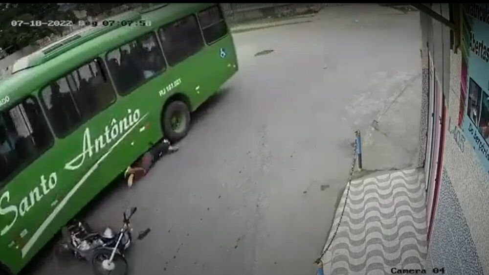 Motociclista não consegue se levantar, apenas se afastar um pouco do fundo do ônibus