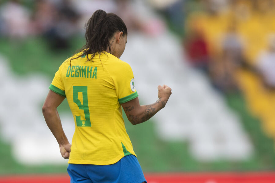 Debinha brilhou com dois tentos, entre eles um golaço com direito a caneta, e se tornou artilheira da Copa América Feminina