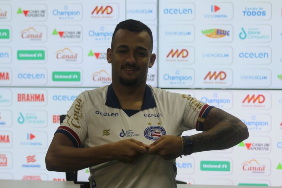 Igor Torres já está regularizado e deve aparecer no banco de reservas