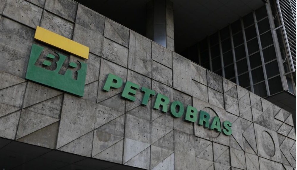 É a primeira queda no preço da gasolina vendida pelas refinarias da estatal desde dezembro de 2021