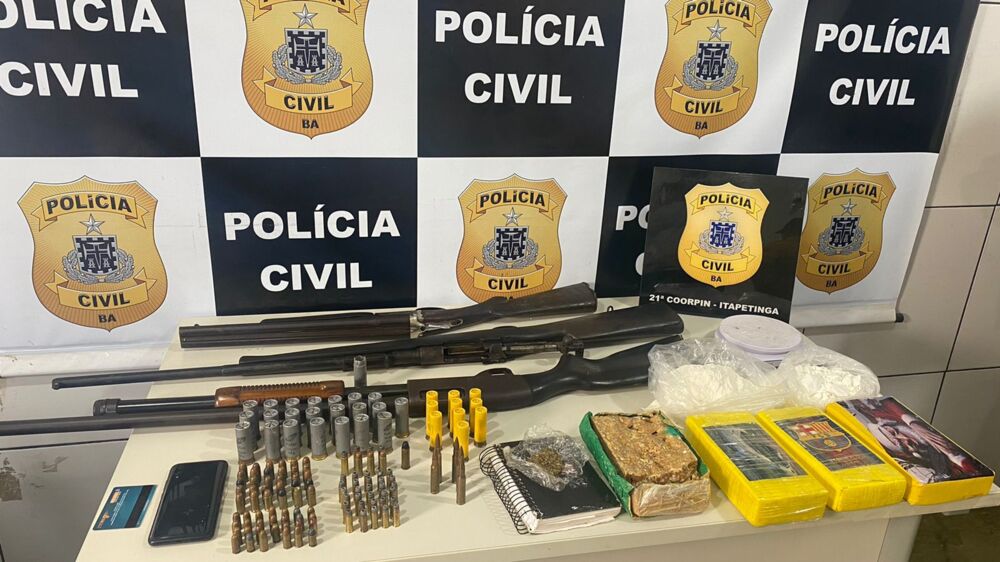 Com o suspeito, também foram encontrados um fuzil, duas espingardas, 131 munições para diversos calibres